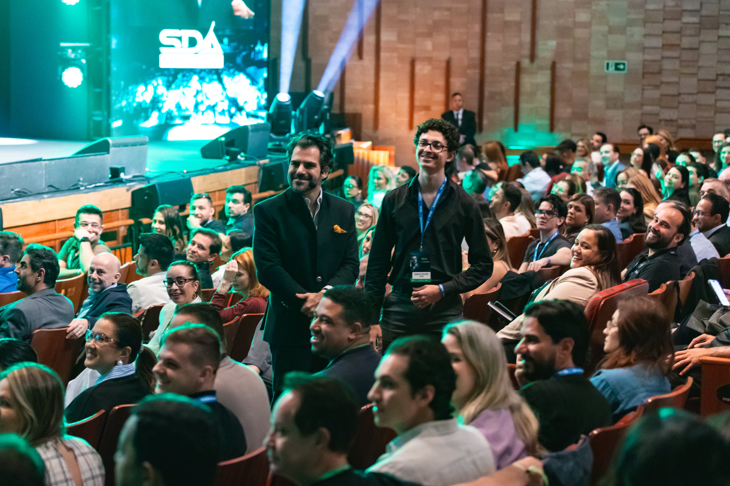 Samuel Pereira caminhando entre a plateia no evento SDA Ao Vivo, Segredos da Audiência