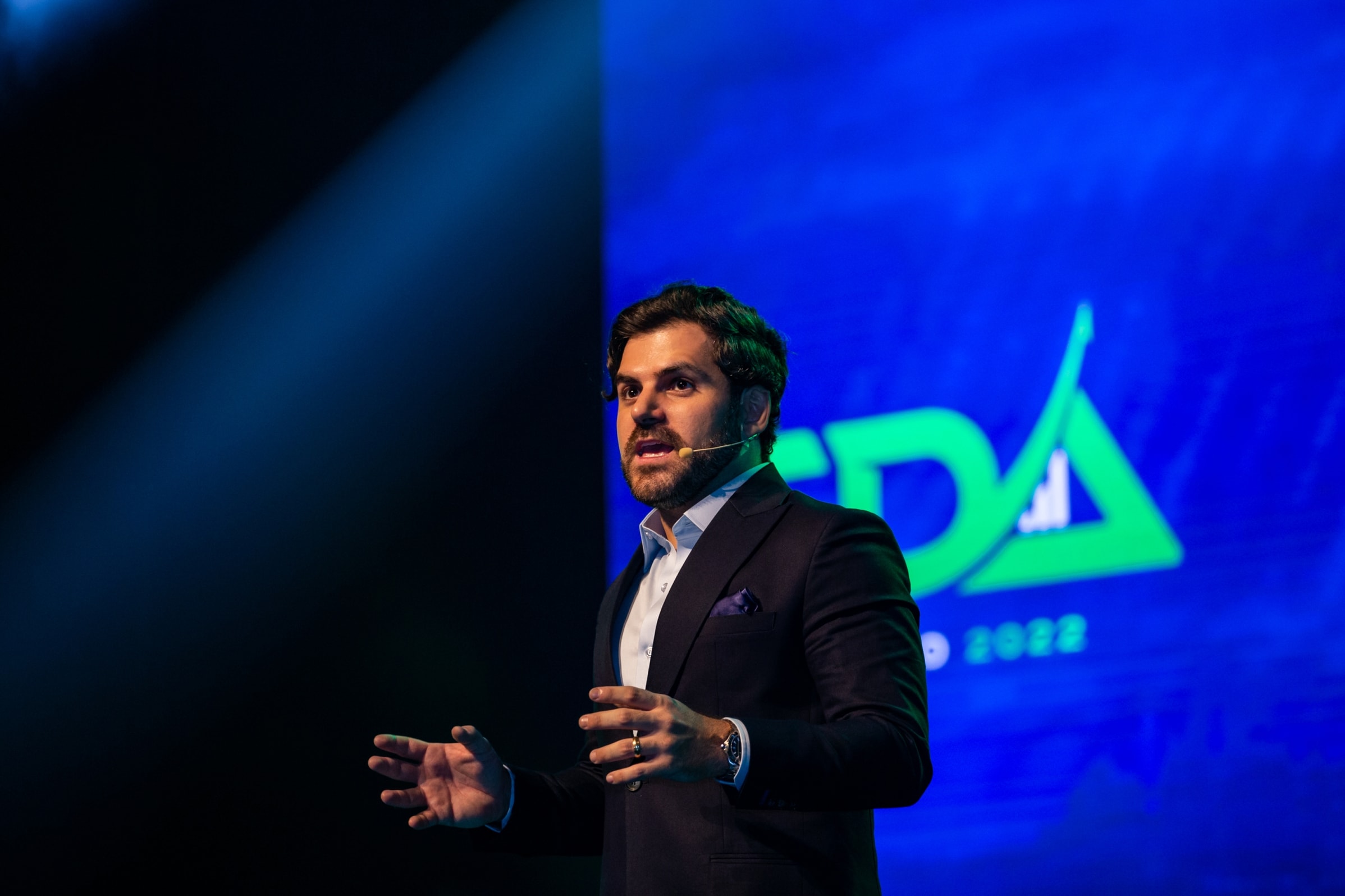 Samuel Pereira, fundador do Segredos da Audiência e SDA Holding, palestrando no evento SDA Ao Vivo