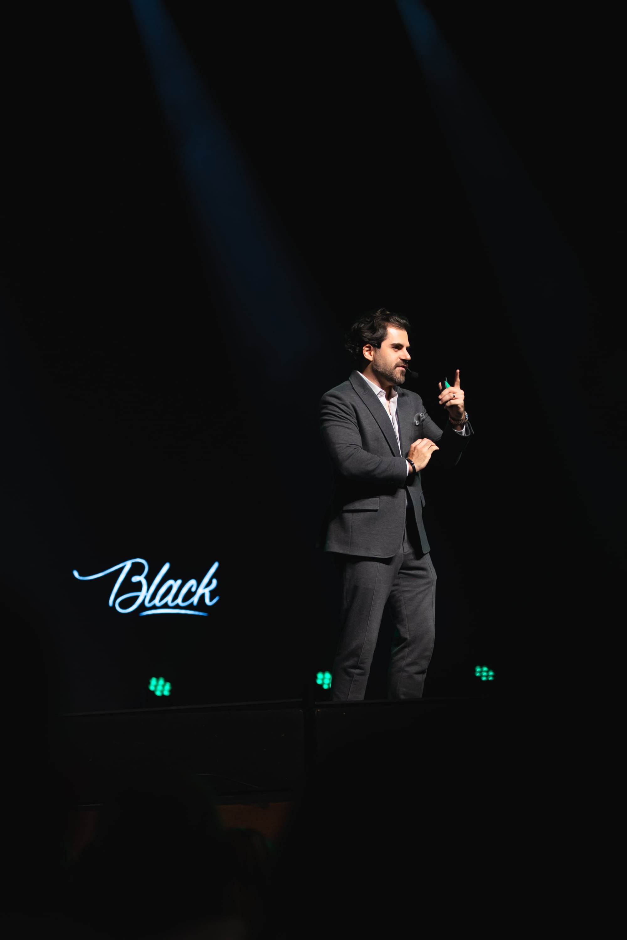 Samuel Pereira palestrando no palco do evento Black, SDA Holding